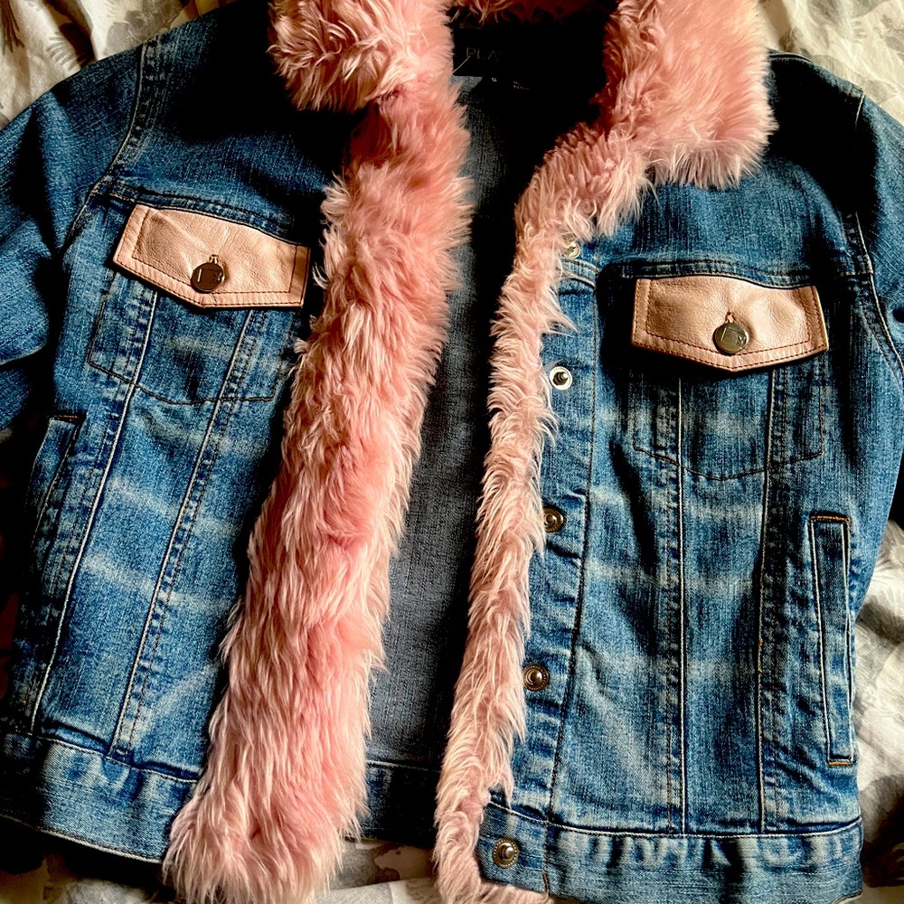 Casaca de jeans con peluche rosado marca PLAY BOY única de Melrose California